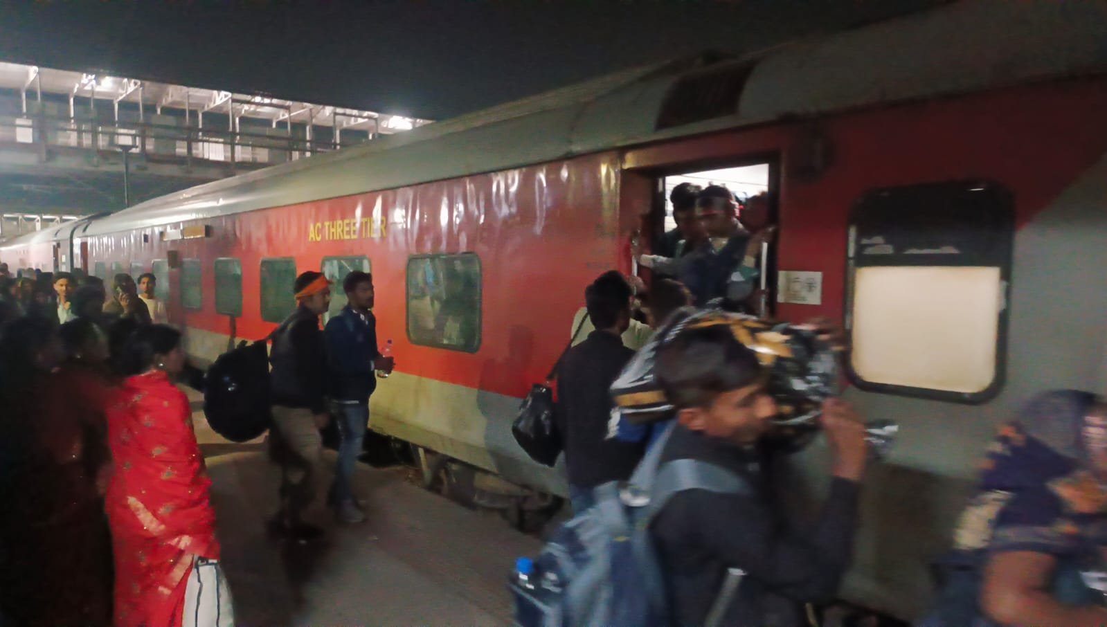 कुंभ स्पेशल ट्रेन का परिचालन जोगबनी और टूंडला के बीच किया जा रहा शुरू