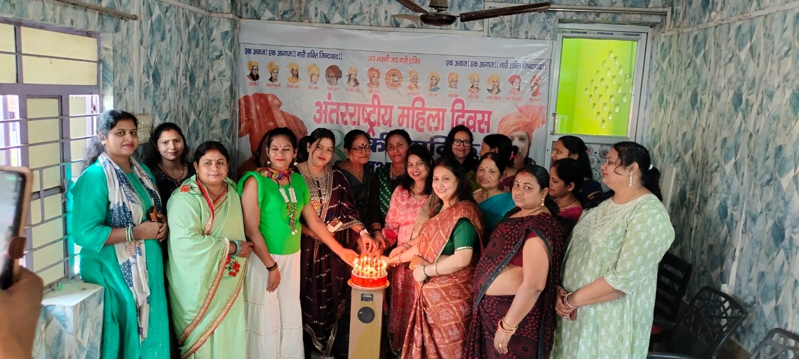 महिला विकास मंच ने केक काट कर मनाया महिला दिवस