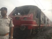 डेमू ट्रेन के इंजन में लगी आग,रेल हादसा टला।
