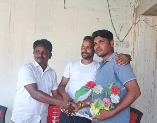 कोढ़ा विधानसभा क्षेत्र में हिंदी पत्रकारिता दिवस पर पत्रकारों का हुआ भव्य सम्मान, उप प्रमुख प्रतिनिधि इरशाद आलम एवं उप मुखिया मो. साजिद ने किया सराहनीय पहल