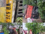 ओवरटेक के दौरान दो पिकप भेंन पलटा ,बाल बाल बचे ड्राइवर खलासी