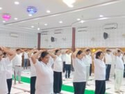 अंतर्राष्ट्रीय योग दिवस के अवसर पर डीआरएम व अन्य रेल अधिकारियों ने किया योगाभ्यास