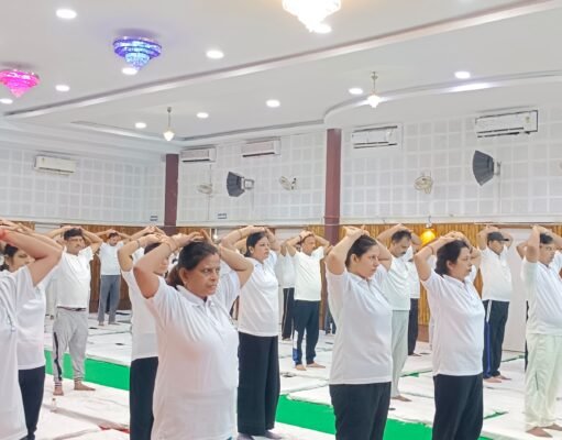 अंतर्राष्ट्रीय योग दिवस के अवसर पर डीआरएम व अन्य रेल अधिकारियों ने किया योगाभ्यास