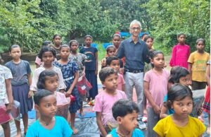 सेवा ही संकल्प है: अनिल चमरिया द्वारा वनवासी छात्राओं के बीच कपड़े और खाद्य सामग्री वितरण | Red Cross Society