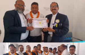 निर्वाचन अधिकारी द्वारा अधिवक्ता संघ में विजई सभी प्रत्याशियों के बीच की गई सर्टिफिकेट का वितरण।