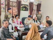 घोर कलयुग: सास ने बहू पर लगाया अपने पति को फंसाने का आरोप, बहू बोली– मैं ही उसकी पत्नी हूं!