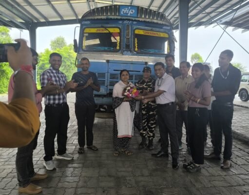 महिला ट्रक चालक ने रचा इतिहास, कोलकाता से जोगबनी होते हुए नेपाल की ओर रवाना