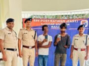 दो मोबाइल चोर गिरफ्तार।