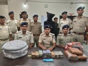 कोढ़ा में गांजा तस्कर गिरफ्तार, घर से 15.840 किलो गांजा व 3.77 लाख रुपये बरामद