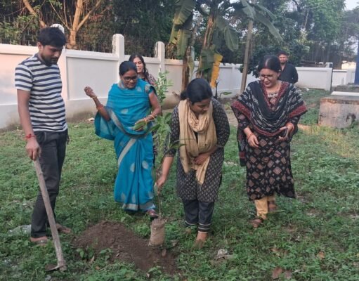 कटिहार डीपीआरओ कार्यालय में “एक पेड़ मा”के नाम अभियान के तहत 20 फलदार वृक्षों का रोपण