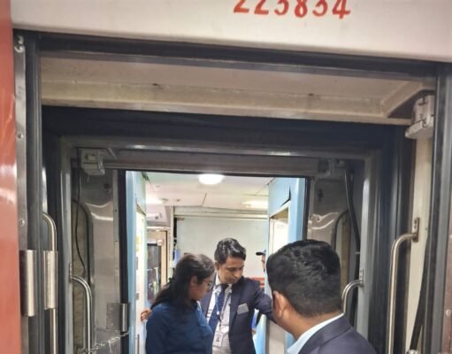 कटिहार रेलमंडल: स्वच्छता ही सेवा अभियान के तहत अधिकारियों का औचक निरीक्षण