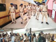 प्रधानमंत्री के कार्यक्रम को लेकर कटिहार स्टेशन पर आरपीएफ की सघन जांच।