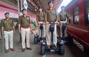 कटिहार स्टेशन पर आरपीएफ की नई पहल: सेगवे से यात्रियों को जागरूक किया जा रहा है