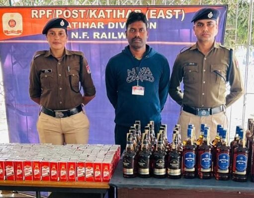 हाटे बाजार एक्सप्रेस ट्रेन से 83.700 लीटर प्रतिबंधित शराब को किया गया बरामद