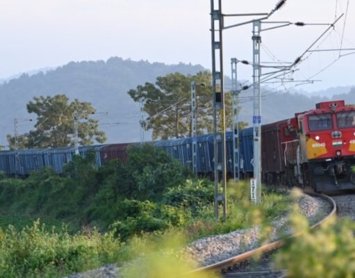 2025-26 में पूर्वोत्तर सीमांत रेलवे ने सीमेंट परिवहन को किया तेज