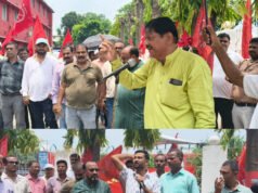 एनएफ रेलवे मजदूर यूनियन का भव्य प्रदर्शन के दौरान 43 सूत्री मांगों का डीआरएम को सौंपा ज्ञापन